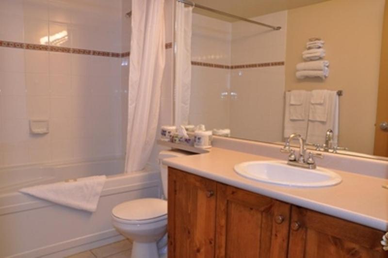 Fireside Lodge Sun Peaks Room photo